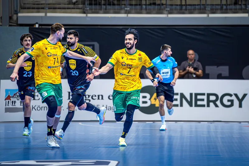 Handballspiel mit B4 Energy auf der Bande